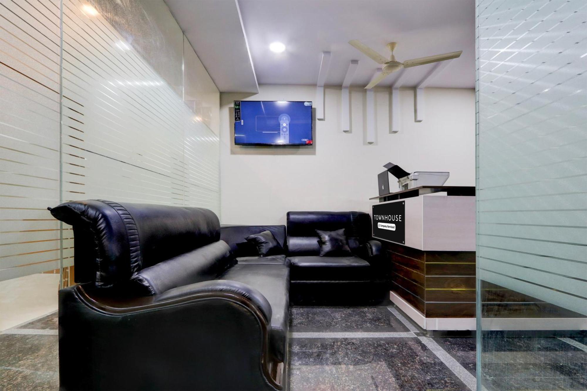 Super Townhouse Nanak Ram Guda Near Waverock Sez Hyderabad Luaran gambar