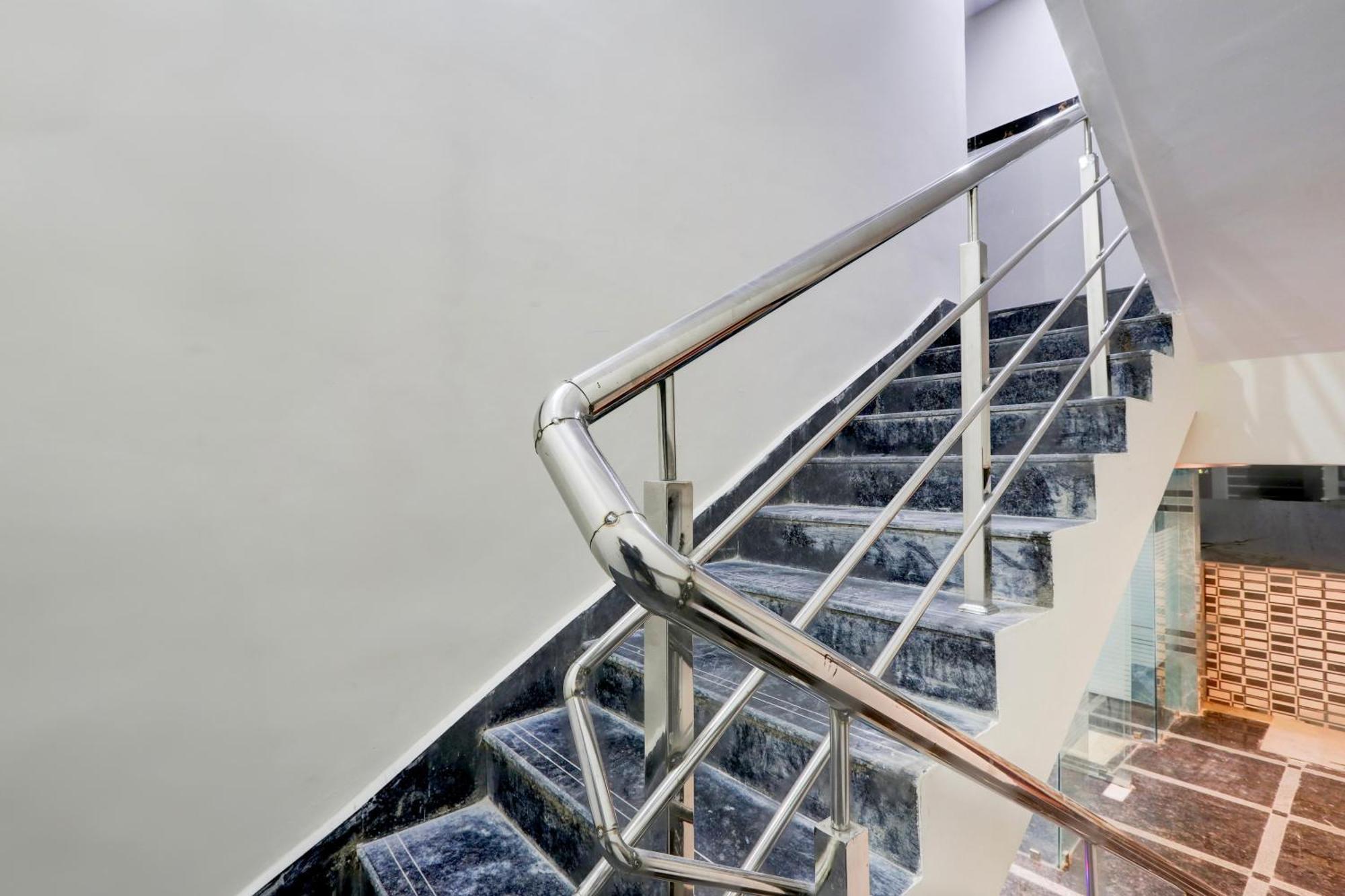 Super Townhouse Nanak Ram Guda Near Waverock Sez Hyderabad Luaran gambar