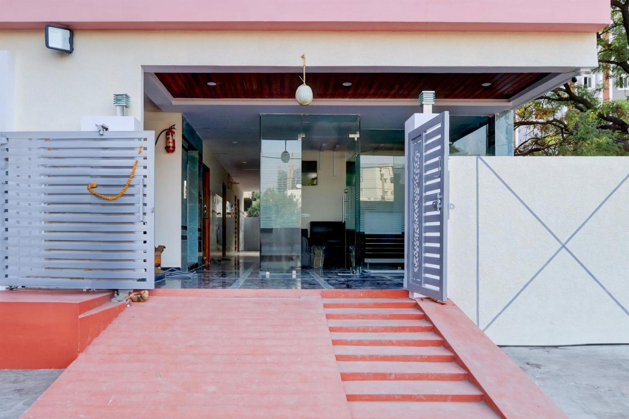 Super Townhouse Nanak Ram Guda Near Waverock Sez Hyderabad Luaran gambar