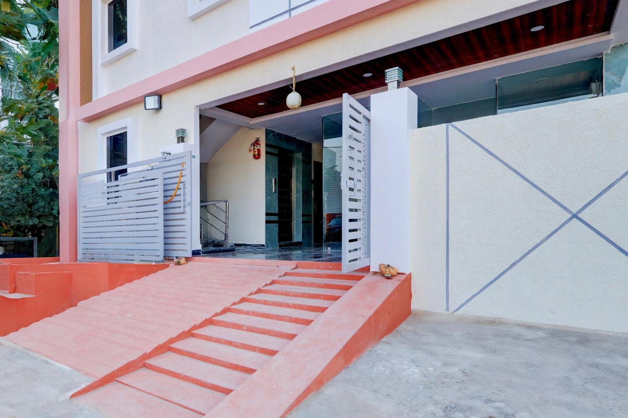 Super Townhouse Nanak Ram Guda Near Waverock Sez Hyderabad Luaran gambar